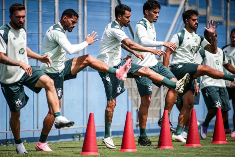 Médicos do Guarani examinando jogador lesionado em campo