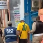 Policiais prendendo homem idoso em supermercado em Copacabana por injúria racial