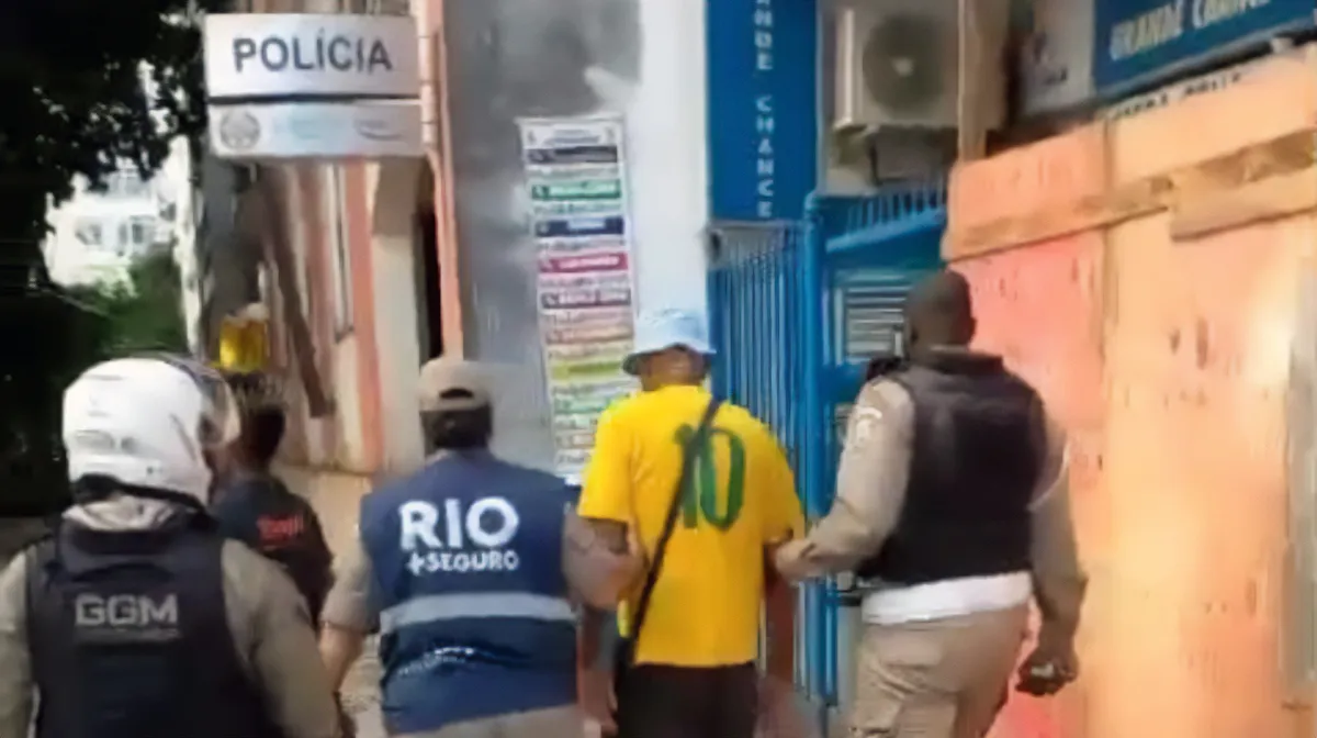 Policiais prendendo homem idoso em supermercado em Copacabana por injúria racial