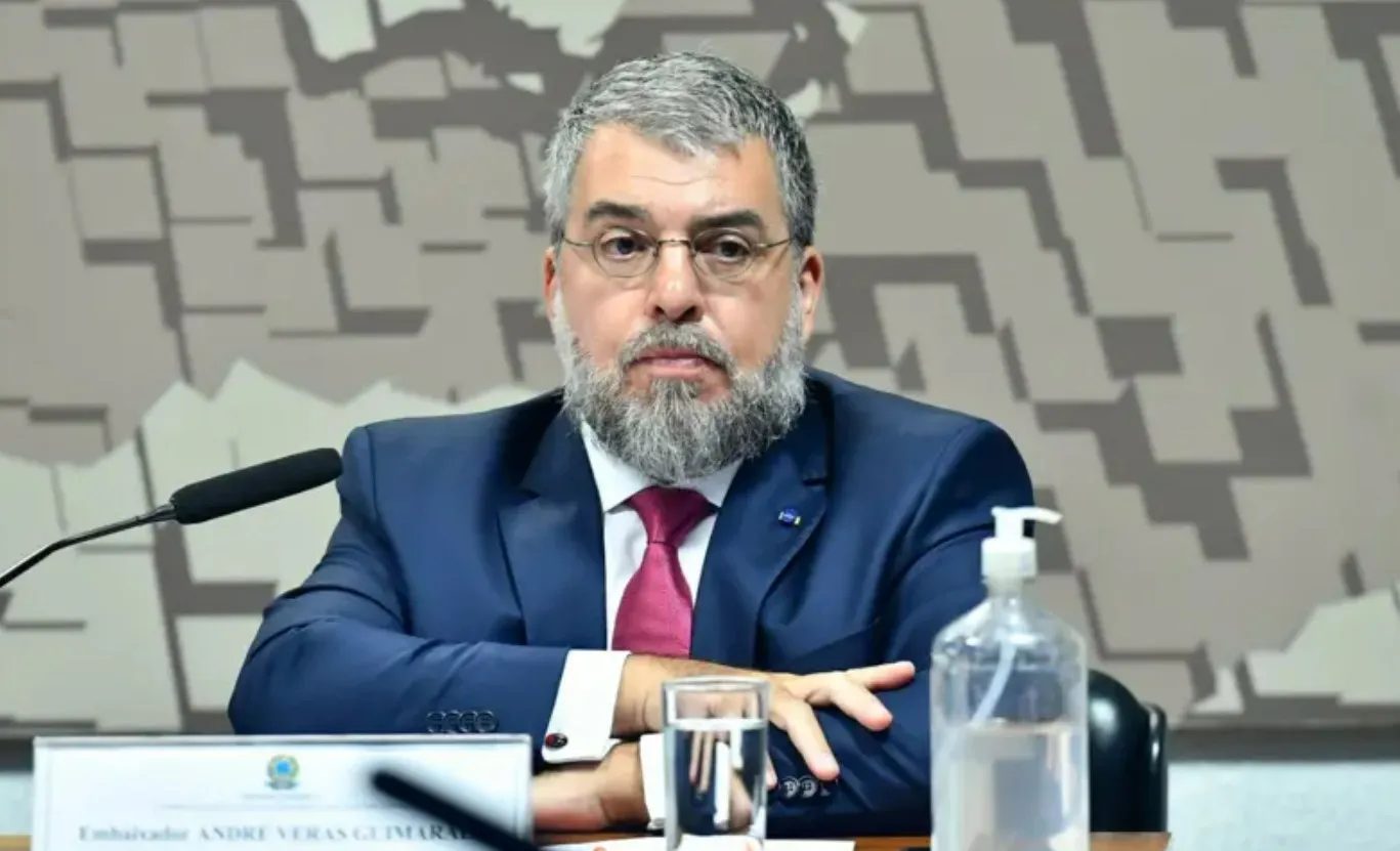 Prédios destruídos e escombros em cidade iraniana após bombardeios