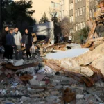 Prédio destruído por guerra, simbolizando os custos econômicos de conflitos armados