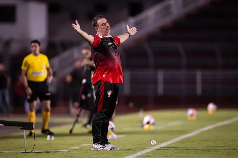 Guilherme Alves, técnico do Noroeste, sendo expulso de campo após confronto com a arbitragem na Série D.