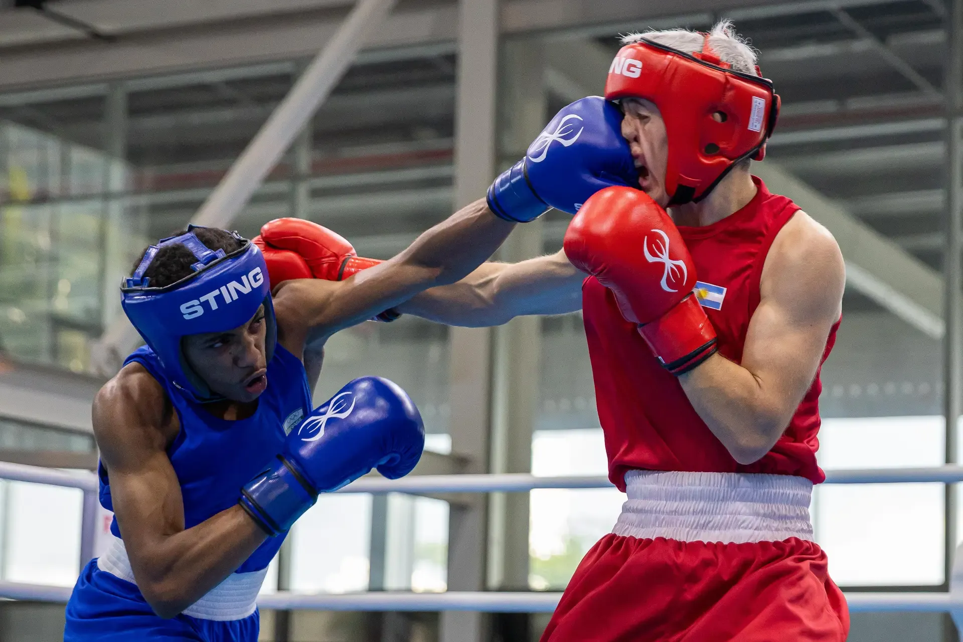 Gustavo Domingues com medalha de ouro de boxe nos Jogos Sul-Americanos da Juventude