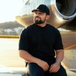 Gusttavo Lima ouvindo música de Henrique Casttro, Henrique Casttro em foto de estúdio