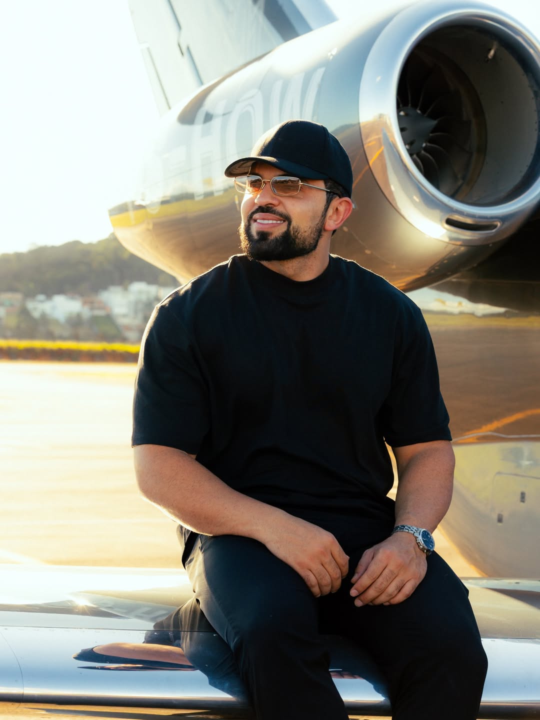 Gusttavo Lima ouvindo música de Henrique Casttro, Henrique Casttro em foto de estúdio