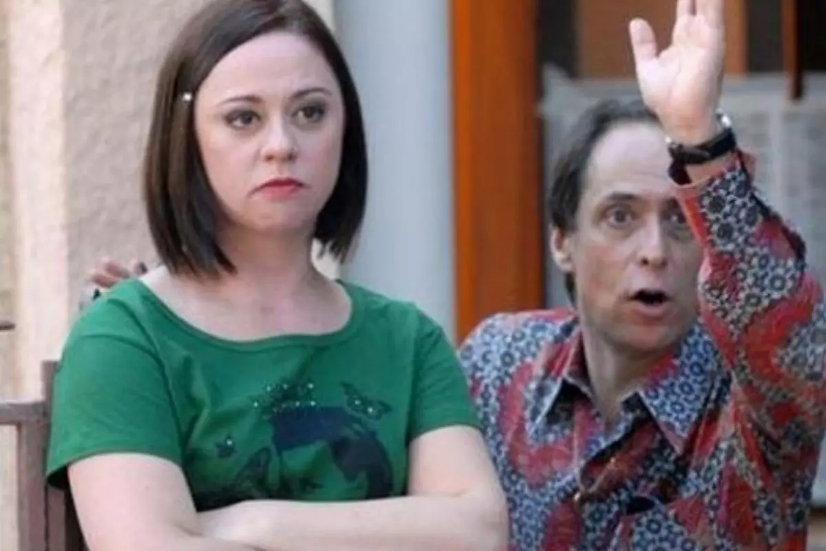 Atores Guta Stresser e Pedro Cardoso discutem em set de filmagem