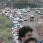 Estúdio de TV antigo com equipe e equipamentos dos anos 80, representando o pioneirismo da emissora no noroeste paulista.