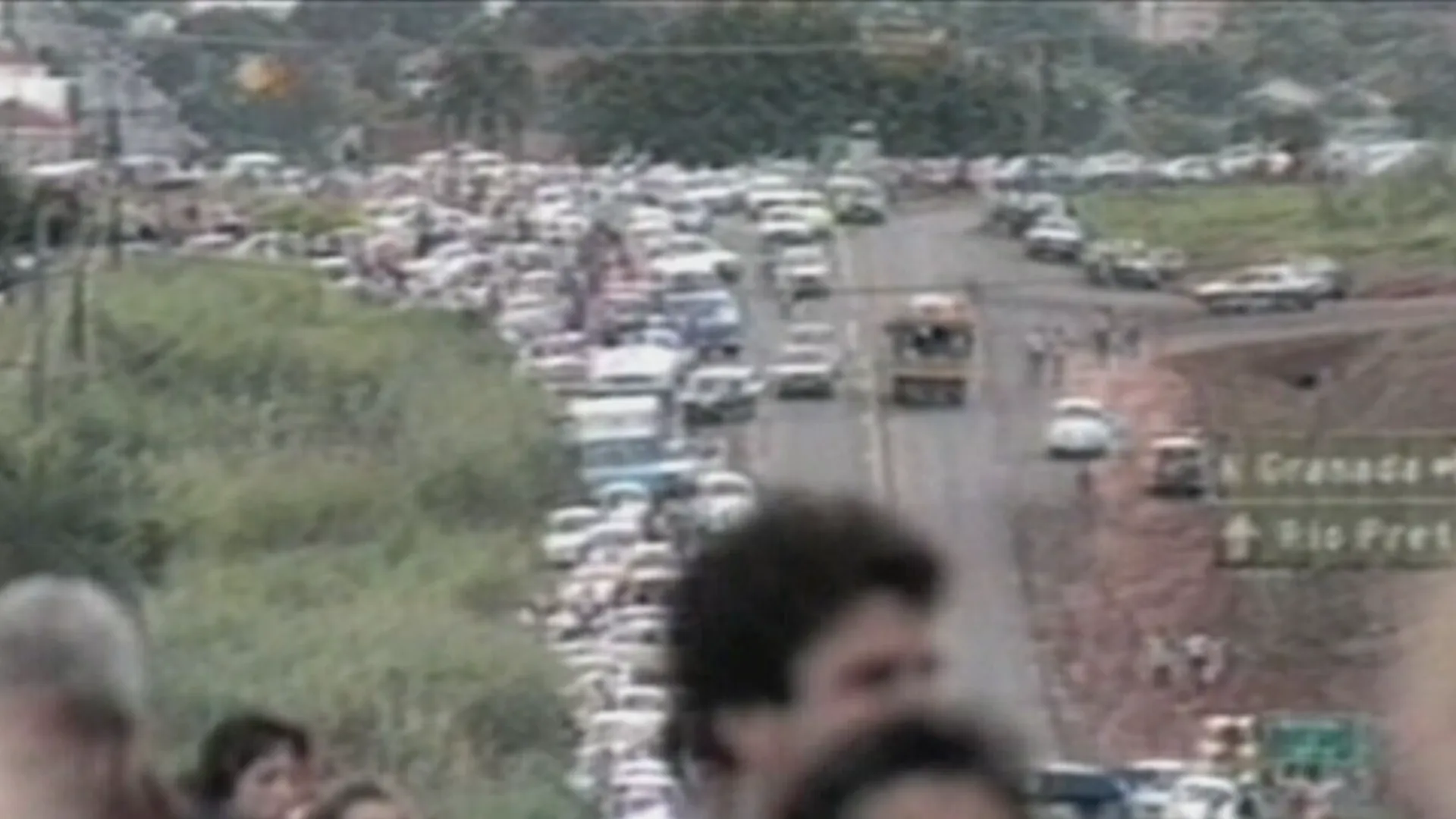 Estúdio de TV antigo com equipe e equipamentos dos anos 80, representando o pioneirismo da emissora no noroeste paulista.