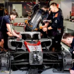 Mecânico da F1 trabalhando no paddock, estudo de desgaste