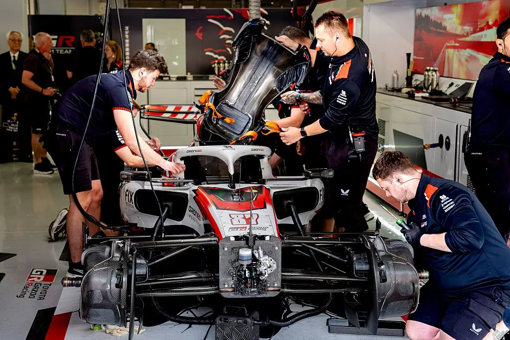 Mecânico da F1 trabalhando no paddock, estudo de desgaste