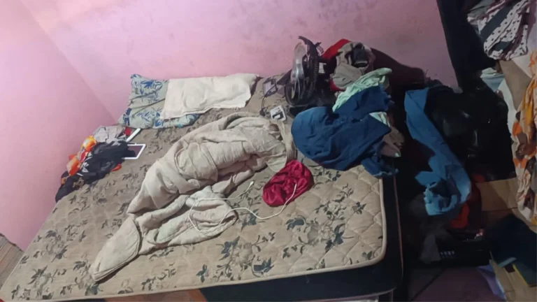 Mulher com celular exibindo localização compartilhada para segurança