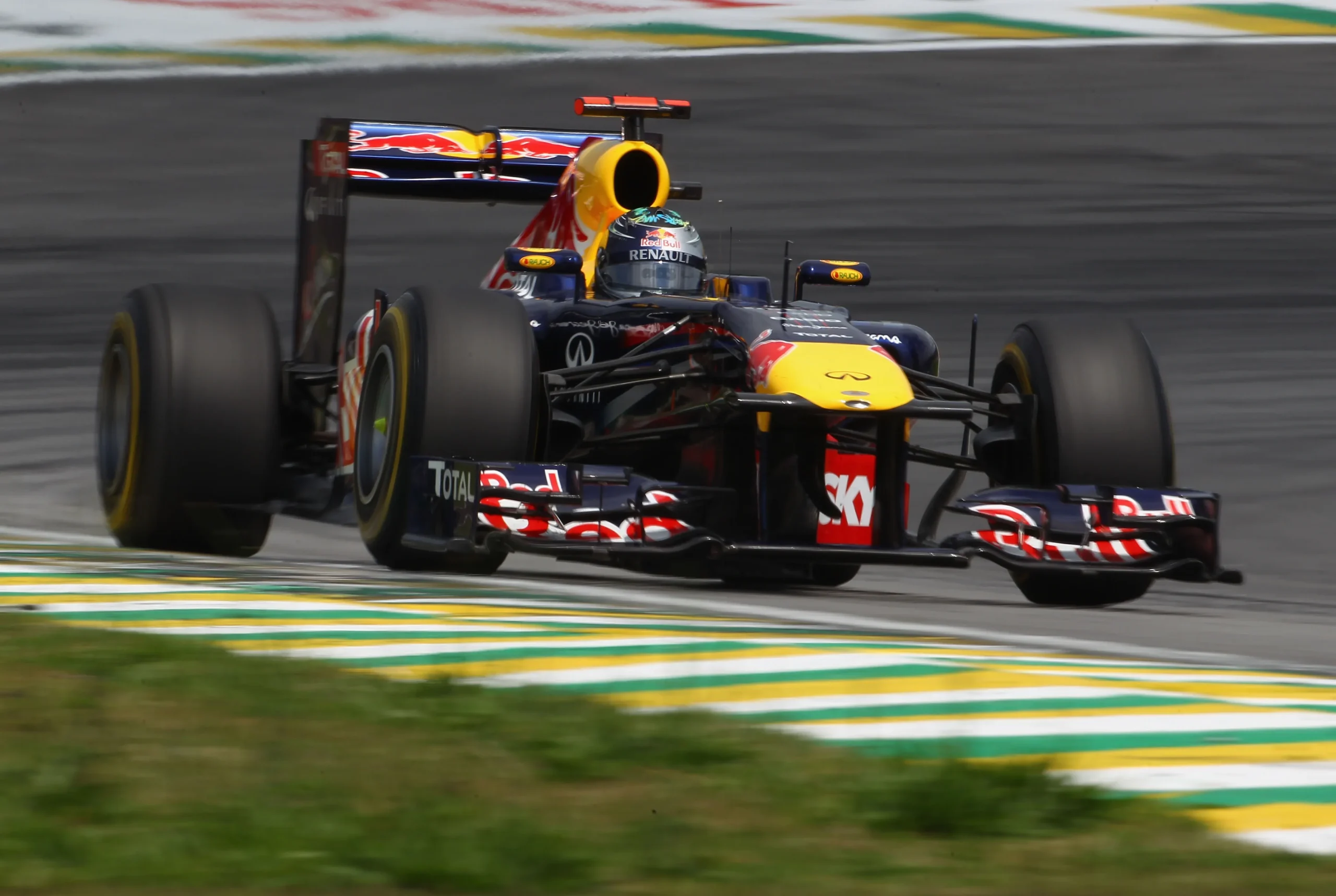 Isack Hadjar dirigindo o Red Bull RB7 no circuito de Paul Ricard, França