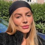 Foto de Hariany Almeida pensativa, abordando sua saída do BBB e a importância de repensar hábitos.