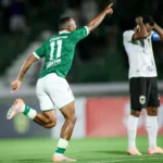 Hebert, artilheiro do Guarani, comemorando gol em campo