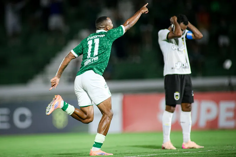 Hebert, artilheiro do Guarani, comemorando gol em campo