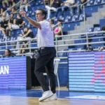 Partida de basquete do NBB entre Franca Basquete e Botafogo, com jogadores em movimento e foco na bola.