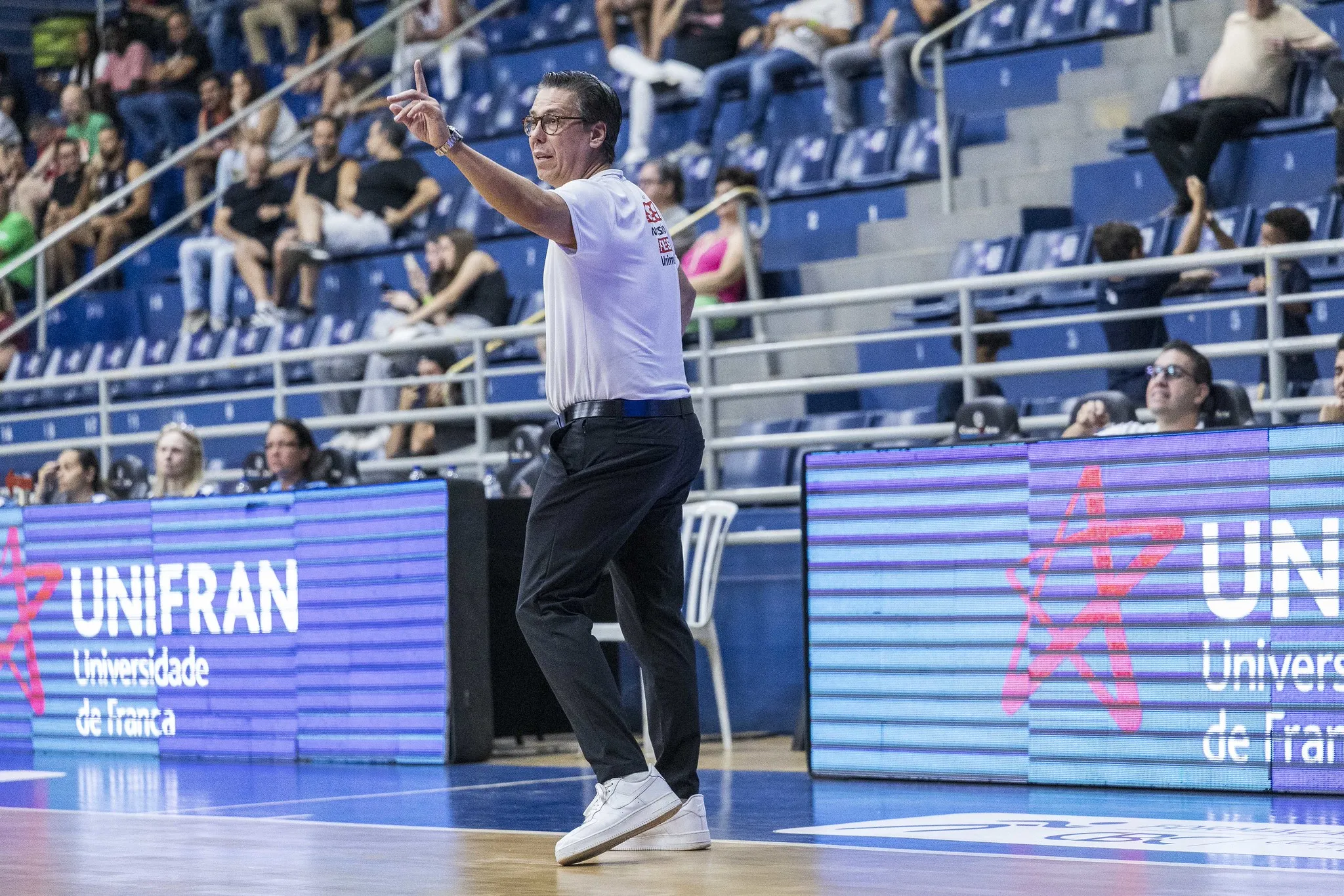 Partida de basquete do NBB entre Franca Basquete e Botafogo, com jogadores em movimento e foco na bola.