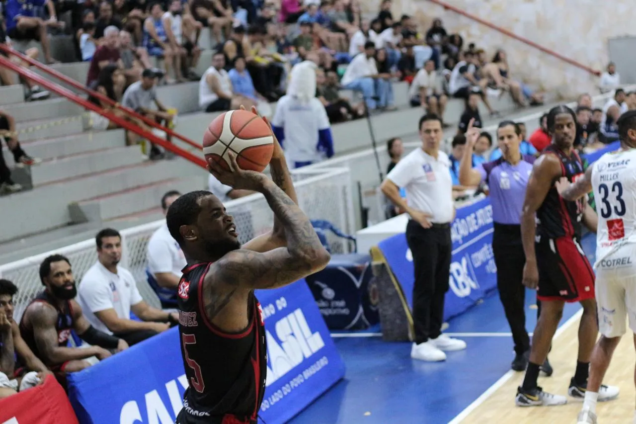 Jogador do Franca arremessando em jogo do NBB contra São José, comemorando vitória