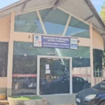 Grupo de doadores de sangue em Nova Friburgo, recebendo atendimento de enfermeiros em um ambiente hospitalar.