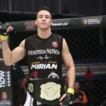 Henerson Neném no octógono do Fight do Milhão com expressão de foco