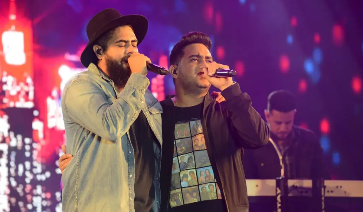 Henrique e Juliano cantando no show em Rio Preto