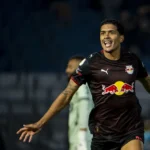 Lucas Barbosa, camisa 21 do Bragantino, em lance de jogo da Copa do Brasil contra o Mirassol, com expressão de surpresa.