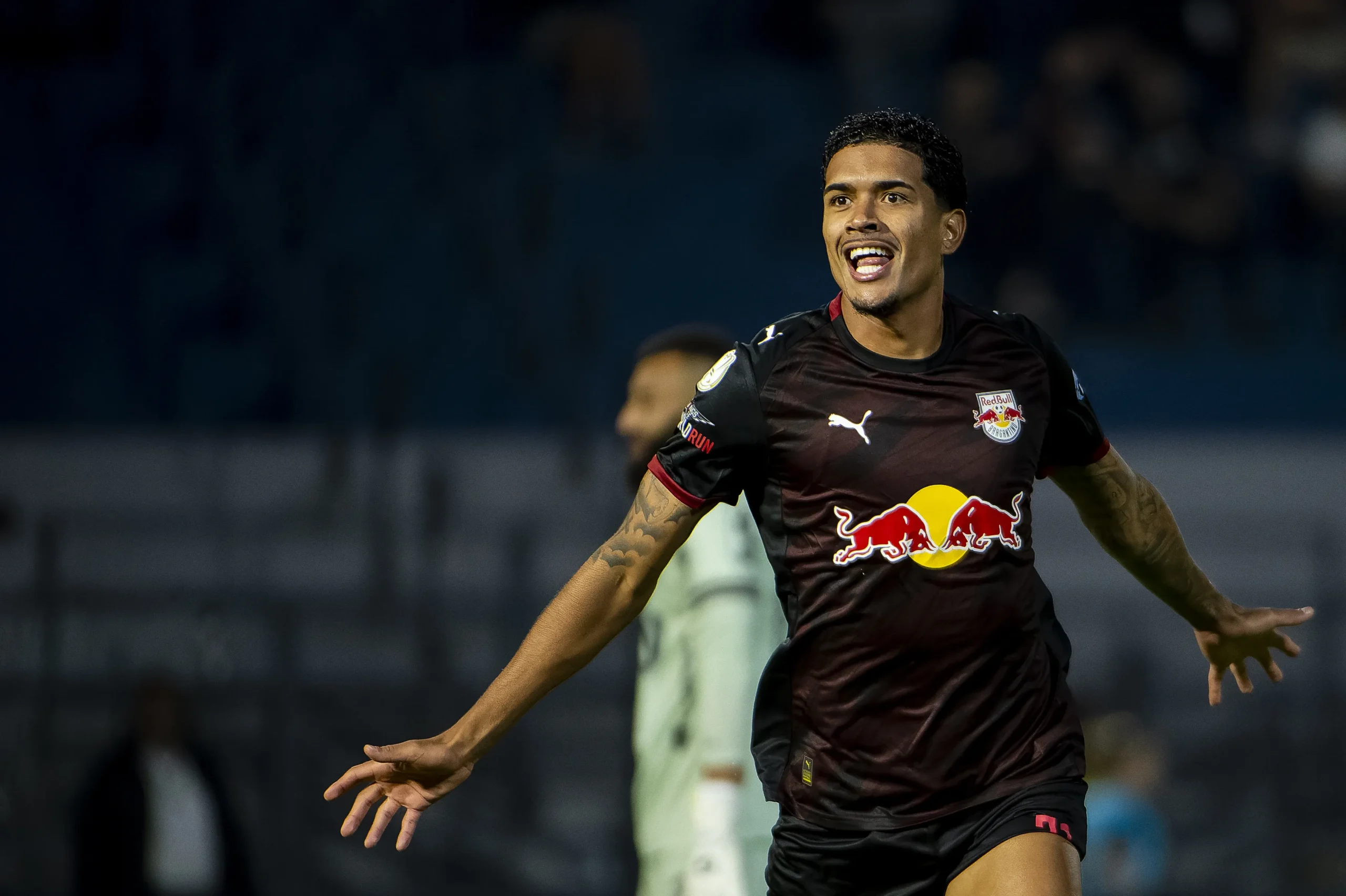 Lucas Barbosa, camisa 21 do Bragantino, em lance de jogo da Copa do Brasil contra o Mirassol, com expressão de surpresa.