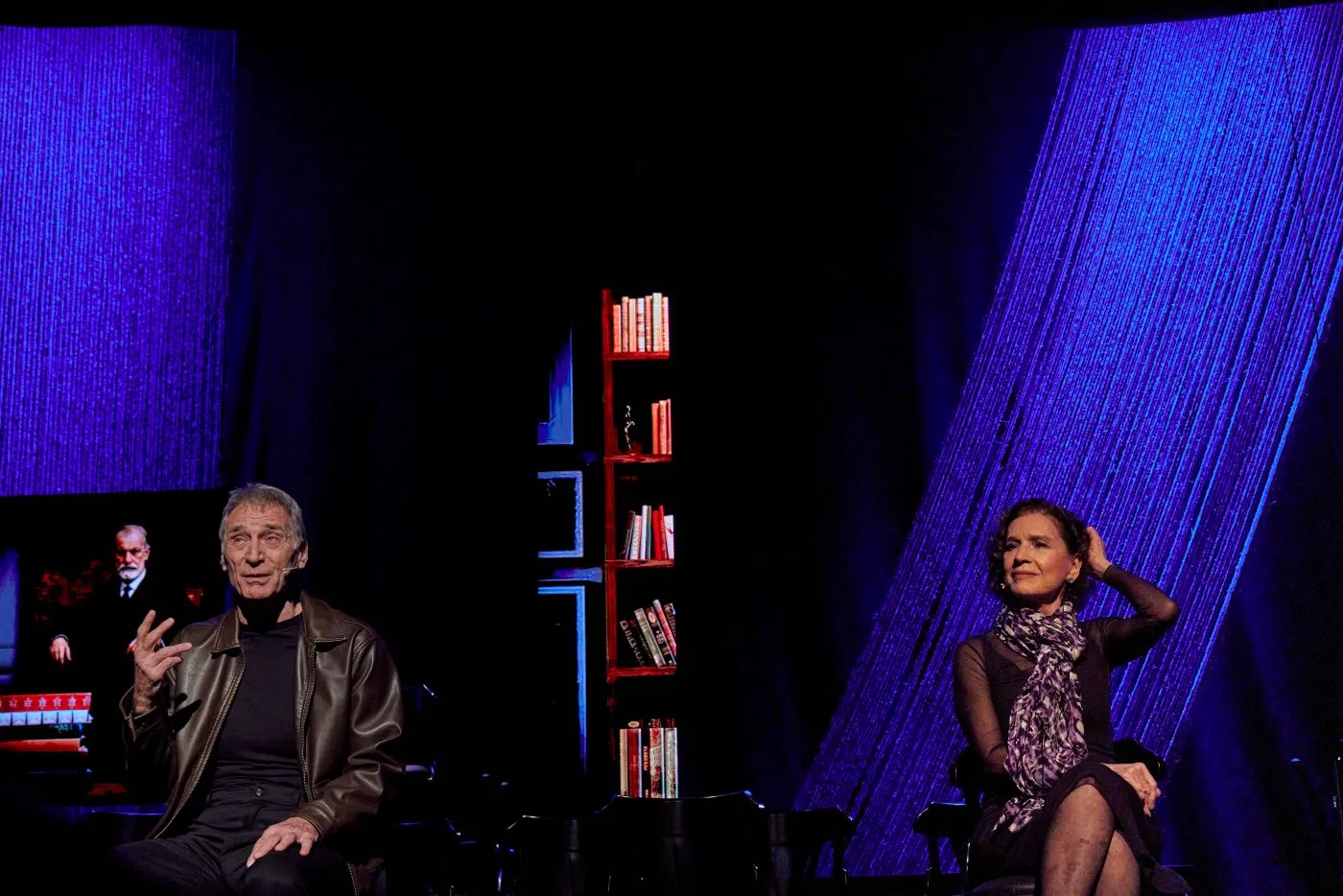 Herson Capri e Natália do Vale em apresentação teatral