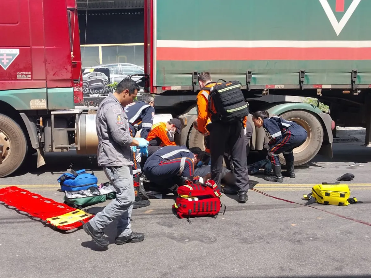 Homem com perna presa sob roda de caminhão em Campinas, atendimento de emergência