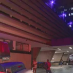 Fita de isolamento da polícia em rua residencial de Belo Horizonte após tiroteio em festa de aniversário.