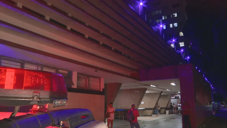 Fita de isolamento da polícia em rua residencial de Belo Horizonte após tiroteio em festa de aniversário.