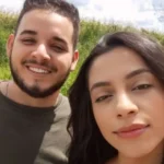 Martelo de juiz sobre mesa de tribunal, simbolizando condenação por feminicídio