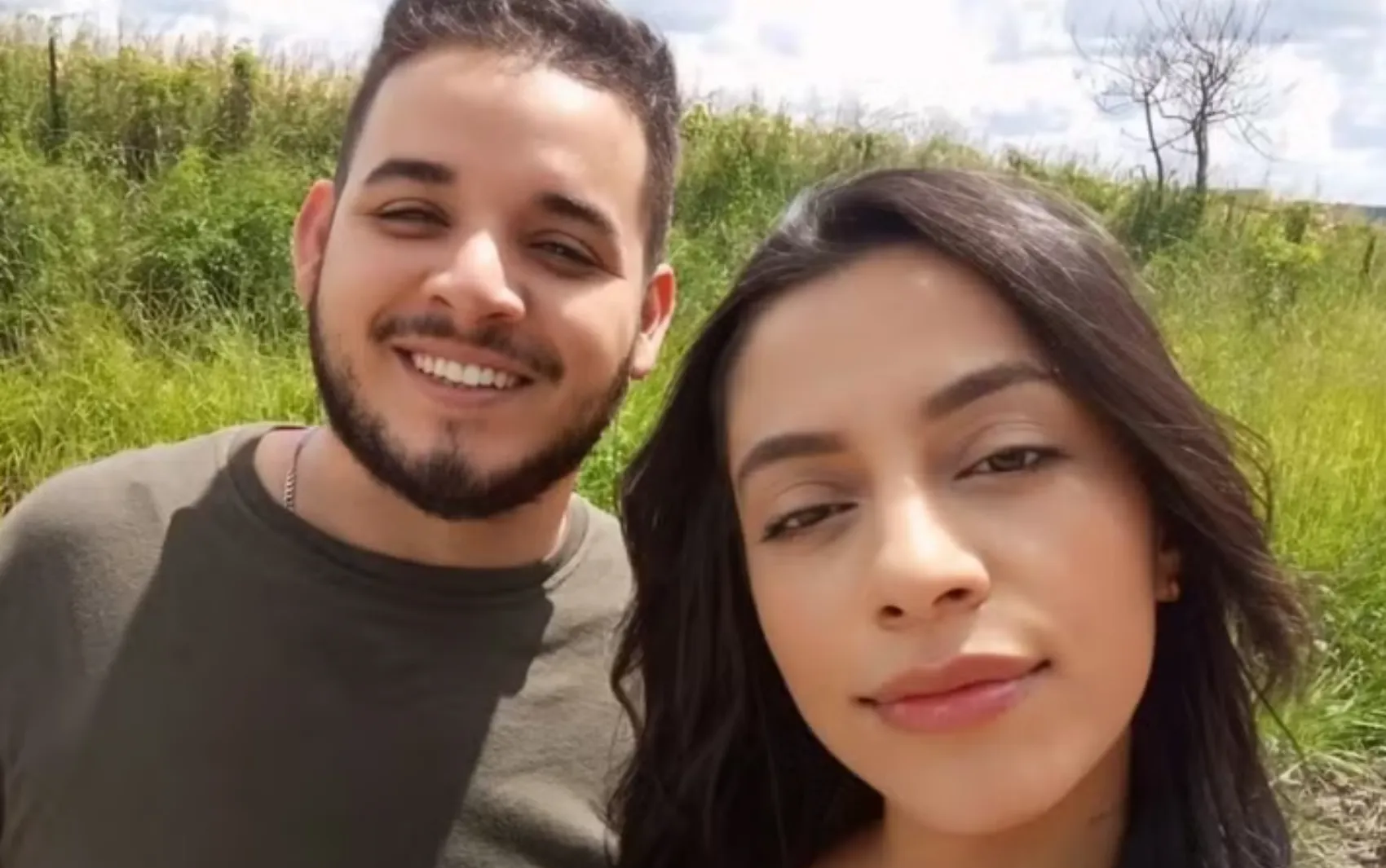 Martelo de juiz sobre mesa de tribunal, simbolizando condenação por feminicídio