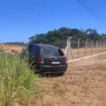 Carro de polícia e cena de investigação onde um homem foi encontrado morto em Casimiro de Abreu, Região dos Lagos.