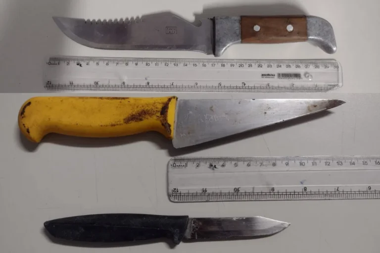 Viatura da polícia em posto de combustíveis após homem ser esfaqueado em Presidente Prudente, SP.