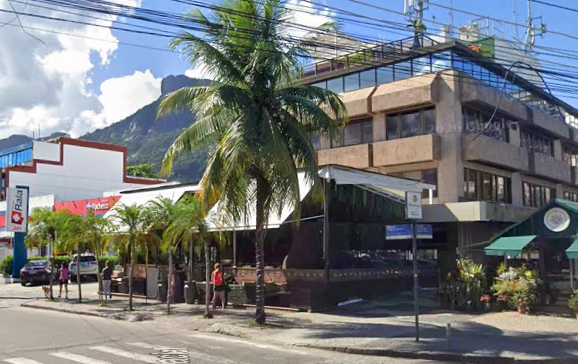Fachada do Mia Lounge na Barra da Tijuca, com fita policial indicando cena de crime