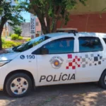 Policiais prendendo suspeito de descumprir medida protetiva e violência doméstica em Caiuá SP