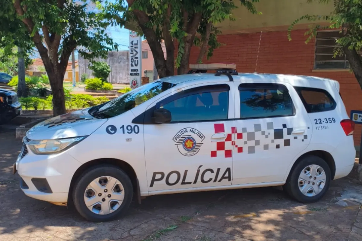 Policiais prendendo suspeito de descumprir medida protetiva e violência doméstica em Caiuá SP