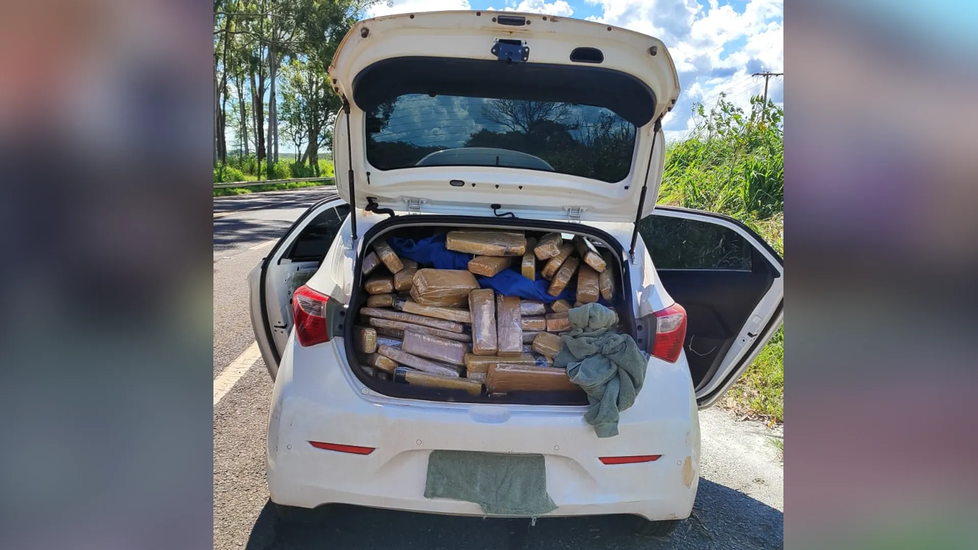 Mais de 600 kg de maconha apreendida em carro por policiais rodoviários.
