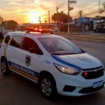 Homem algemado sendo escoltado pela Guarda Civil Municipal em Botucatu, após denúncia de violência doméstica contra a tia.