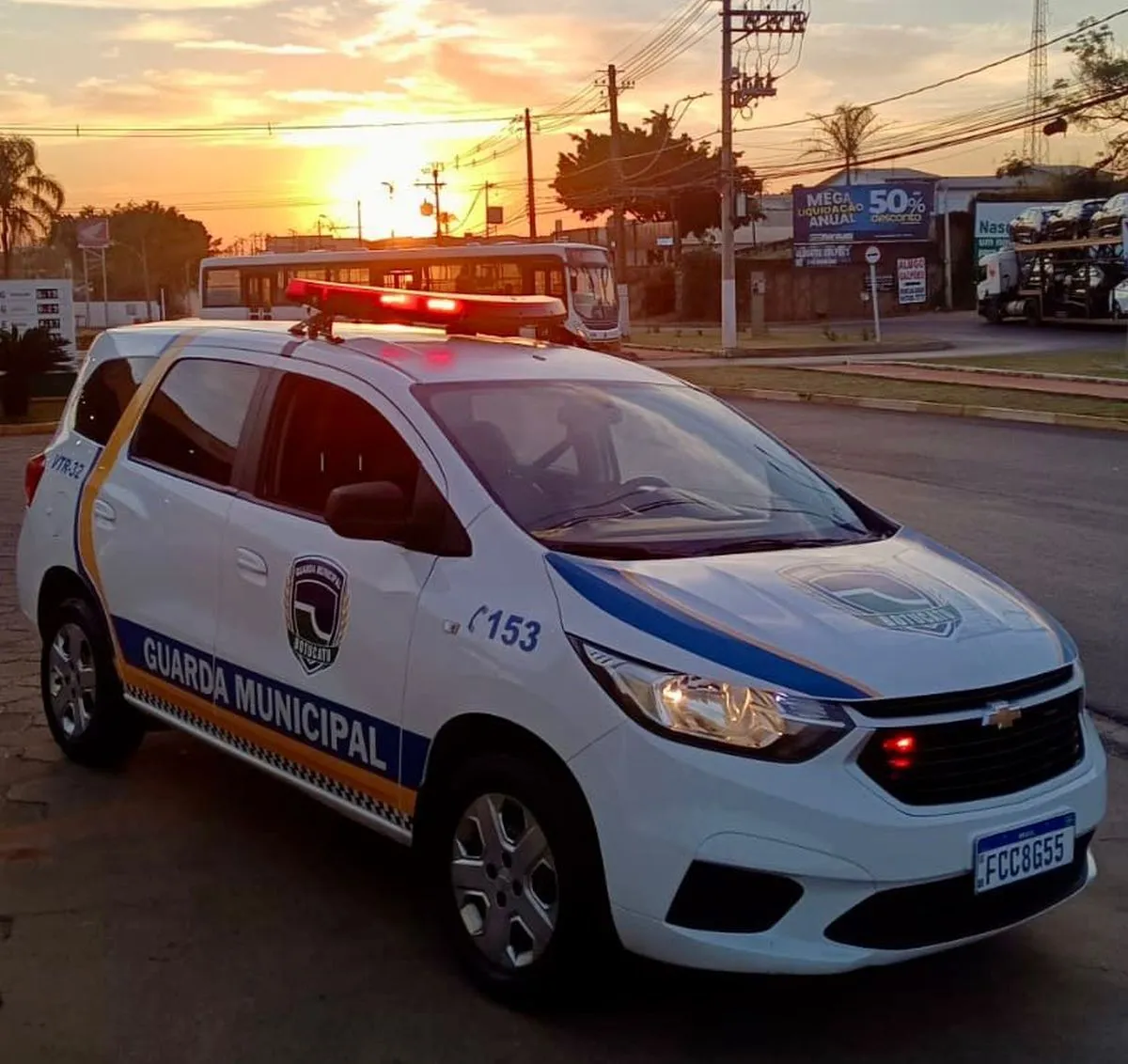 Homem algemado sendo escoltado pela Guarda Civil Municipal em Botucatu, após denúncia de violência doméstica contra a tia.