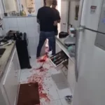 Policiais civis em Copacabana negociando com agressor dentro de apartamento com vítimas e sangue no chão.