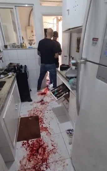 Policiais civis em Copacabana negociando com agressor dentro de apartamento com vítimas e sangue no chão.