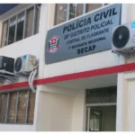 Cena de crime com viatura policial e casa, prisão de homem por ataque com facão