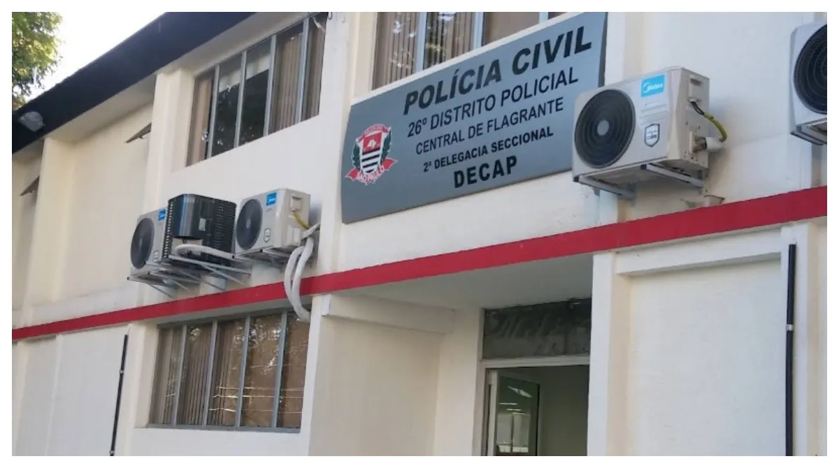 Cena de crime com viatura policial e casa, prisão de homem por ataque com facão