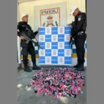 Policiais militares e grande quantidade de pinos de cocaína apreendidos em Rio Bonito, RJ-124