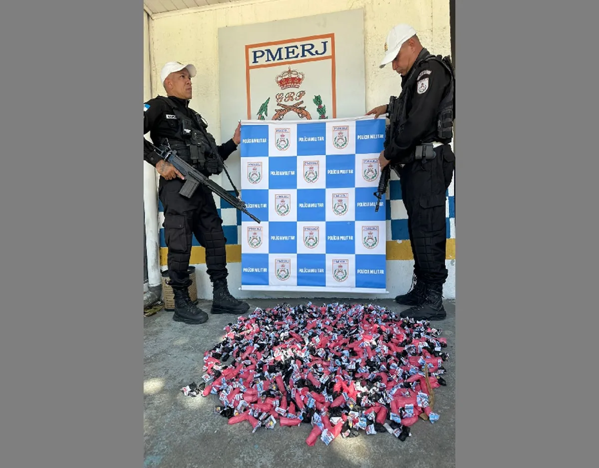 Policiais militares e grande quantidade de pinos de cocaína apreendidos em Rio Bonito, RJ-124