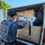 Cigarros contrabandeados apreendidos em Garça, ação policial.