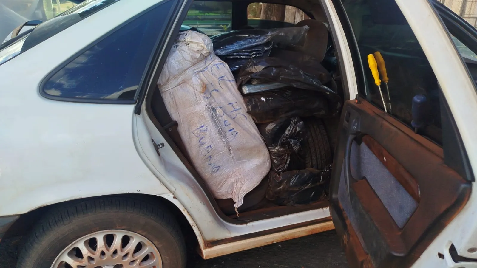 Carga de contrabando apreendida pela polícia em Dracena com cigarros, roupas e pneus