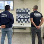 Policial devolvendo celular recuperado para motorista de aplicativo em Volta Redonda